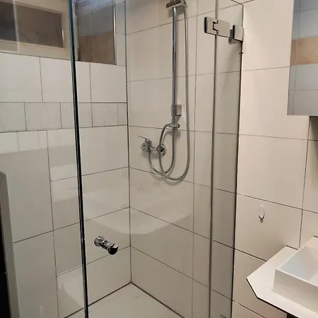 Gemuetliches 2 Bettzimmer Mit Gemeinschaftsbad Und Kleiner Kueche *